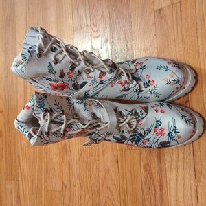 Liliana floral white size 9 4-in heels